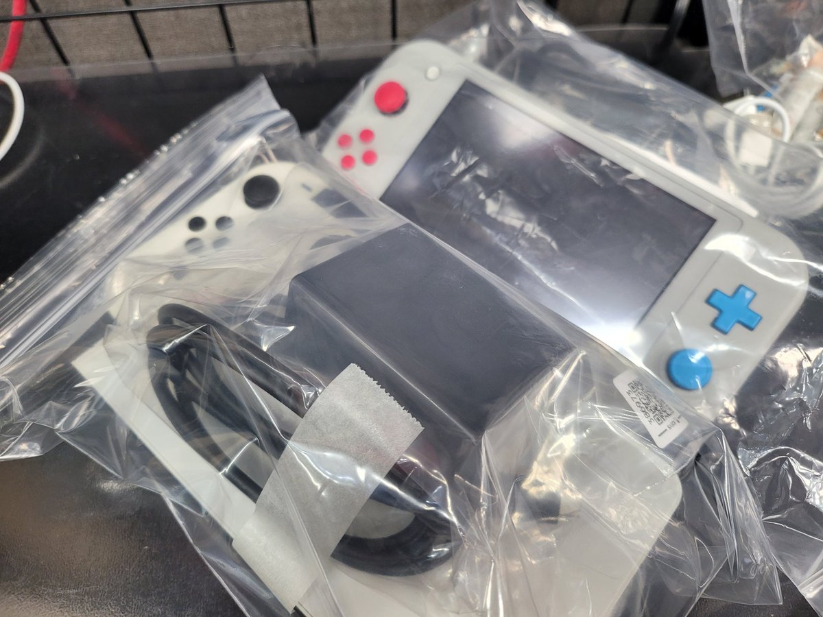 Switchライト、ジョイコン　ジャンク品 ジャンク】Nintendo Switch Lite 1台 ジョイコン(R) 1ッ スイッチ