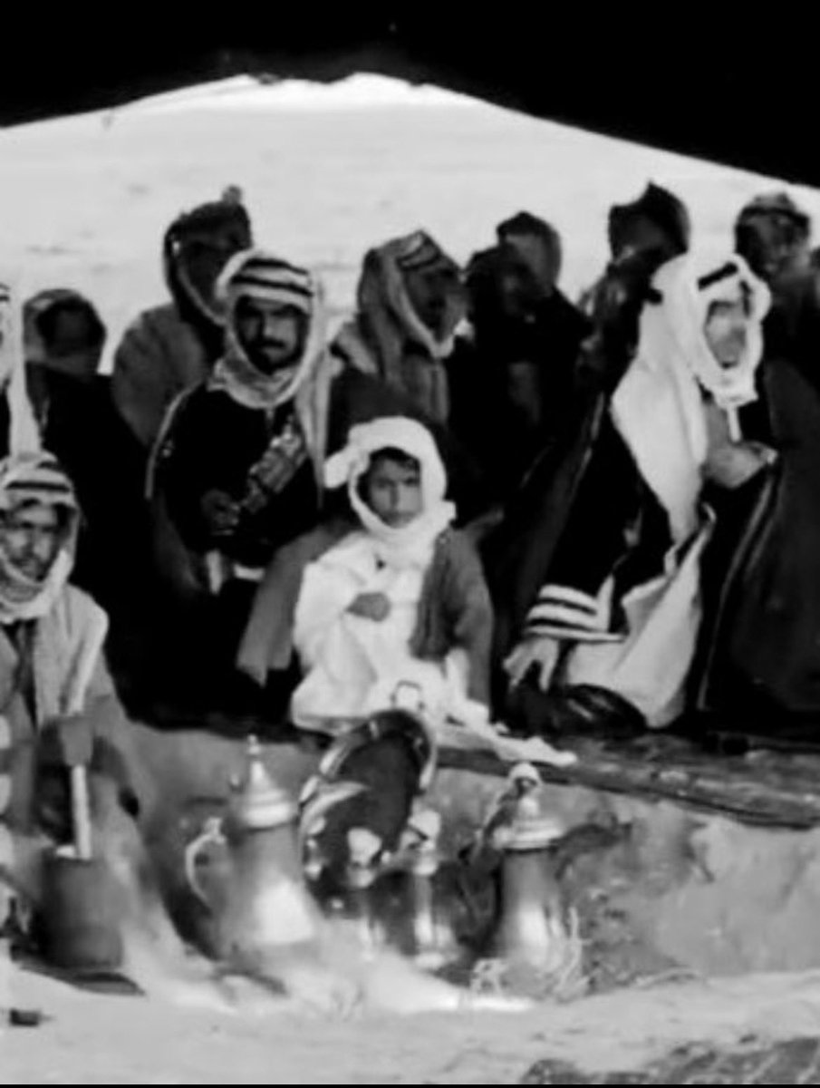 مجالس الطيبين اللي عليها الكلام
تظهر لك الورع رجال يمس شنبه