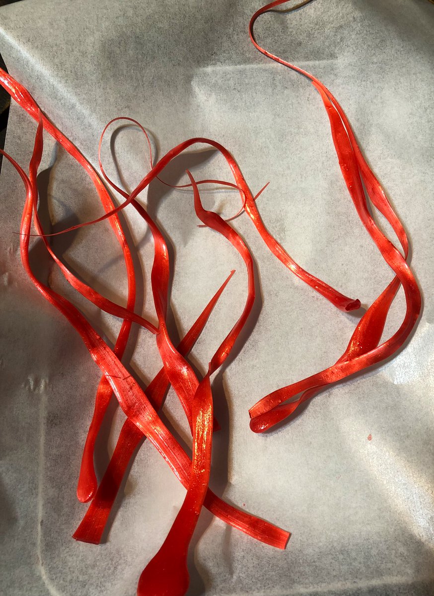 ブッシュドノエル に使う飴細工の試作。プロの方の動画を観ながら練習