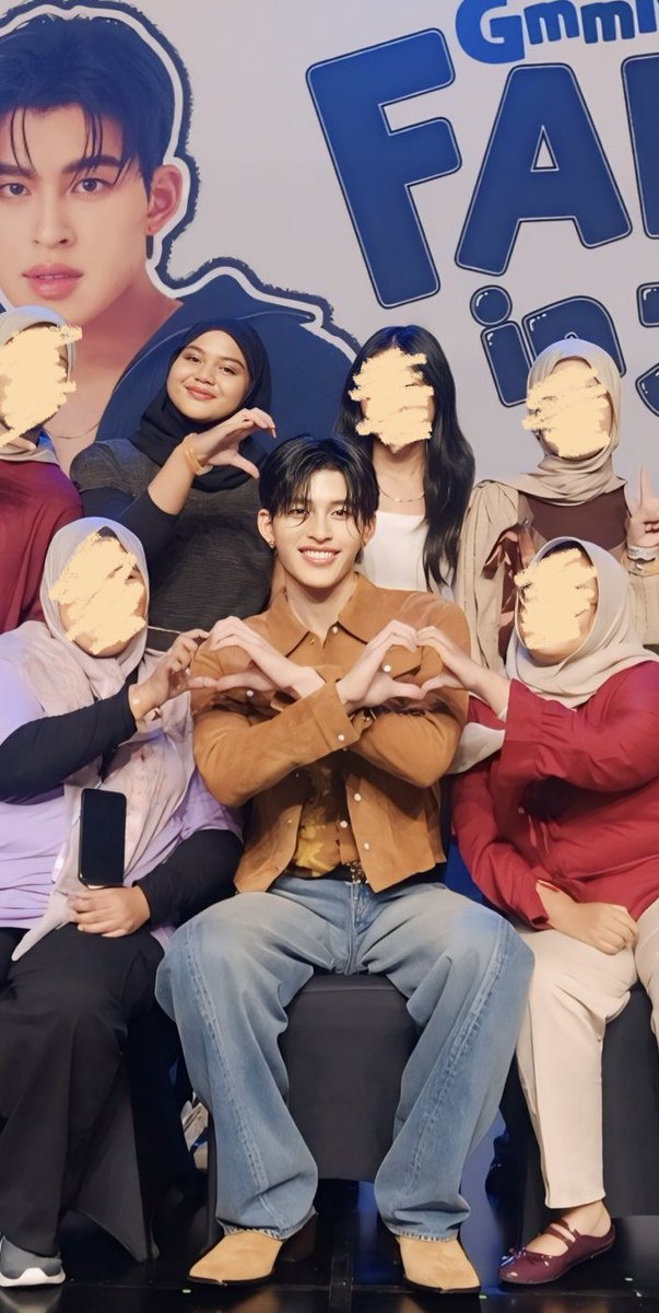 pondpiphu23's tweet photo. finally found my fanday pic. i can’t handle my tears🥺 2025 is absolutely my year to meet pondphuwin🤍 can’t wait to see u again next time? or next station?😆 MOREEE chances to come i really hope. always be together for a long time, naa💖

#PondPhuwinFancon
#ppnaravit #phuwintang https://t.co/m7msT0Tcai
