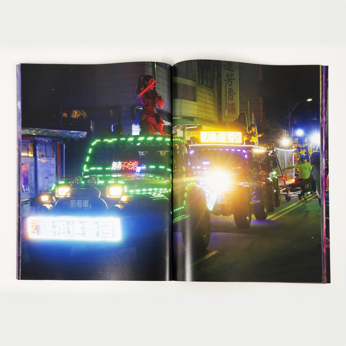 【新入荷】
ADM: Asia's Own Unhinged Club Culture 写真集

本書に収録された計167点の写真は、世界的な隔離期間を含む2017年から2025年のあいだに撮影され、アジア各地域で愛され、育まれてきた「ADM」の生態を写し出した貴重なヴィジュアル・アーカイブを提供している。
cornershop-jerk.com/product/adm-as…