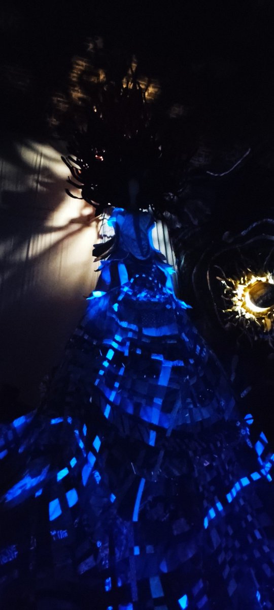 carlanna35's tweet image. Luce soffusa.
#arte
#millepiume 
#cravatte 
#manichino 
#abito 
#eleganza 
Buona giornata di giovedì.
Artista Daniela Z.