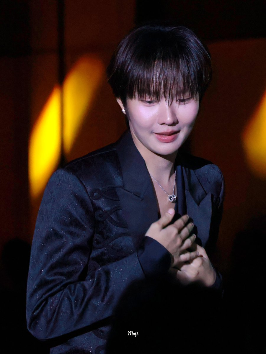 mojimmoji•*¨*•.¸♬︎ Before after Lightroom❌ Snapseed ✓