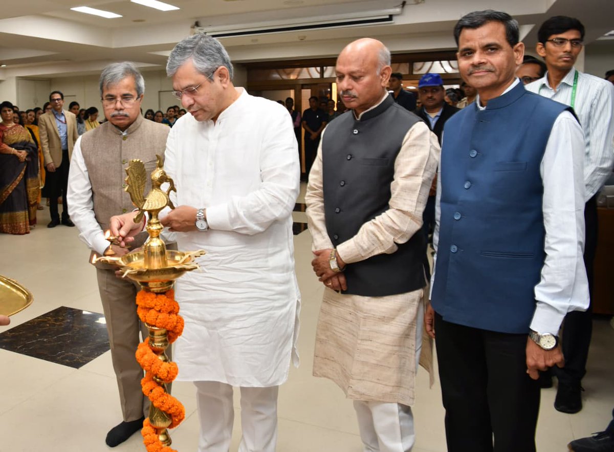 RailMinIndia's tweet photo. माननीय रेल मंत्री श्री @AshwiniVaishnaw जी ने ‘जनजातीय गौरव पखवाड़ा’ के शुभारंभ के अवसर पर नई दिल्ली के रेल भवन में भगवान बिरसा मुंडा जी की तस्वीर पर पुष्प अर्पित कर उन्हें श्रद्धासुमन अर्पित किए। #JanjatiyaGauravVarsh https://t.co/GoTiGUums0