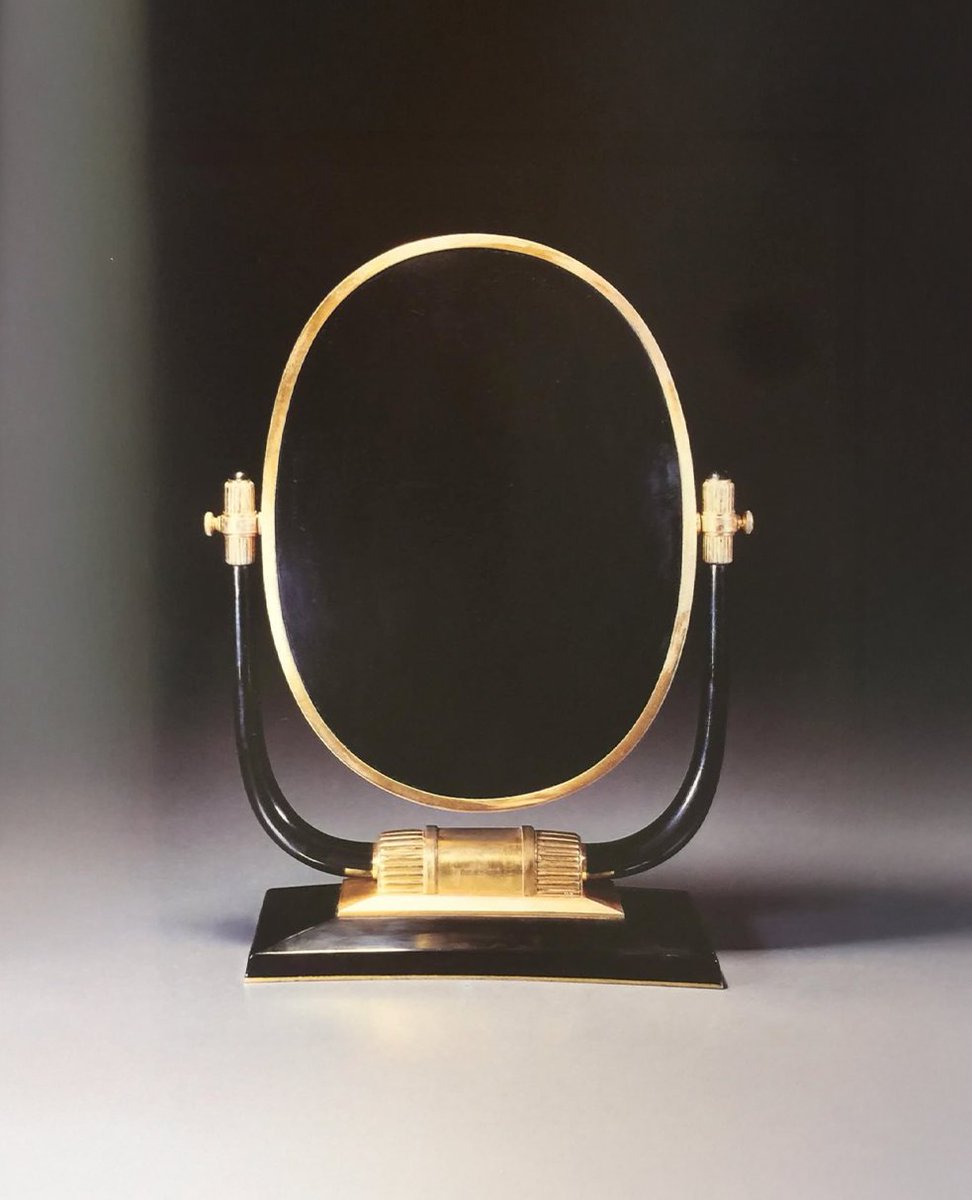 Exhiben su «espiritualidad» con meditaciones performáticas, silencios teatralizados y otros numeritos grotescos disfrazados de «consciencia».
Como si al hacer pública esa supuesta conexión interior esta adquiriera apariencia de verdad, y con ello excusan su falta de pudor a