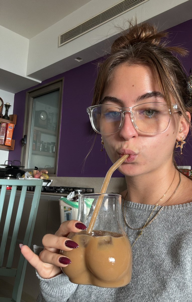 אני עושה כסף של אנשים גדולים בדיוק בשביל לקנות כוס בצורת תחת