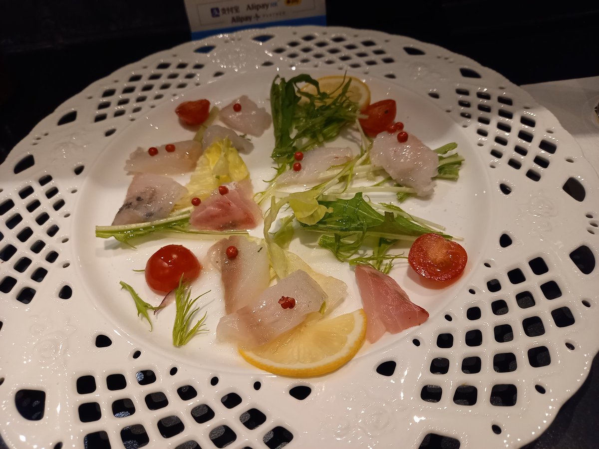 ishikawaPTA's tweet photo. 行きつけの店に、転勤のご挨拶。
真鯛のカルパッチョからスタート。
#TASUKE https://t.co/tgbaALnaK8