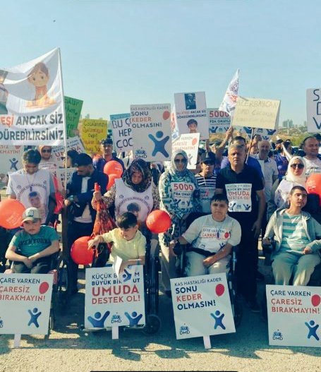 DMD ile mücadelede umut veren bilimsel çalışmaları  hayati önem taşıyor. TÜSEB'in DMD araştırmalarına verdiği destek, aileler için umut <a href="/saglikbakanligi/">T.C. Sağlık Bakanlığı</a>  <a href="/suayipbirinci/">Doç. Dr. Şuayıp Birinci</a> <a href="/DrYerebakan/">Dr. Halit Yerebakan</a> <a href="/tusebgovtr/">TÜSEB</a> <a href="/UmitKervan/">Umit Kervan</a> <a href="/batuyslyrt/">Batuhan YEŞİLYURT</a>  
#deprem /#sallandık /Deniz Zeyrek‼️#DMDİçinAdımAtın