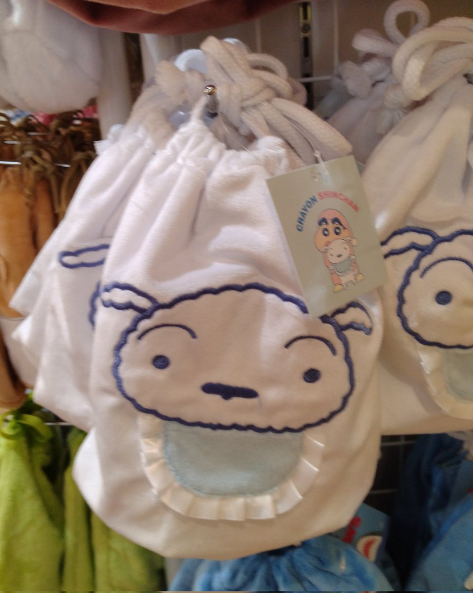 シロが可愛いくて好きだと言ってる娘がいるのだが、確かにと思う今日この頃😊しかもこのシロモコモコしてる🐶モコモコものはついつい触ってしまう😅お店の人には悪いのだが…。