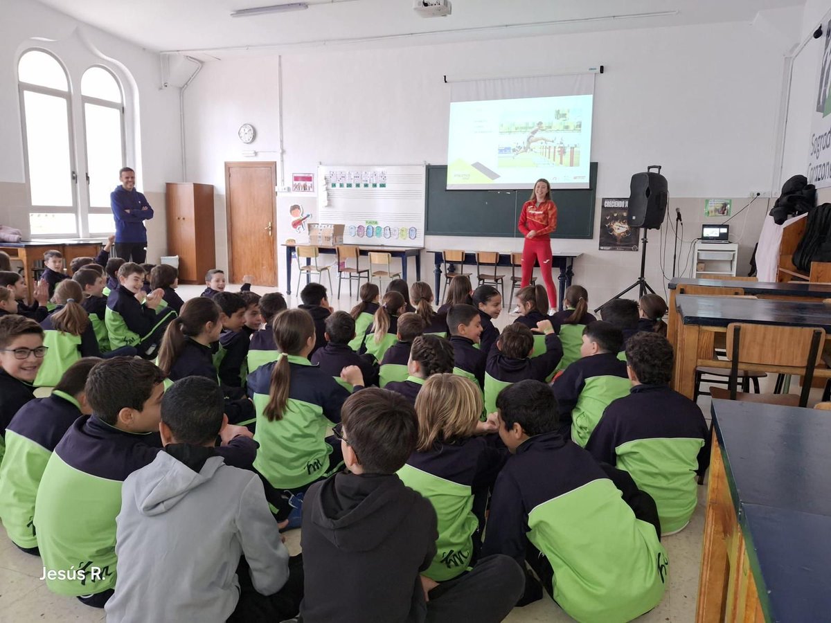 Atletismo. La deportista riojana Elba Parmo, internacional en vallas, protagonizó la jornada riojana de la cuarta edición del programa “Rural Athletics Girls” para acercar el atletismo y sus valores a las niñas y niños del entorno rural.