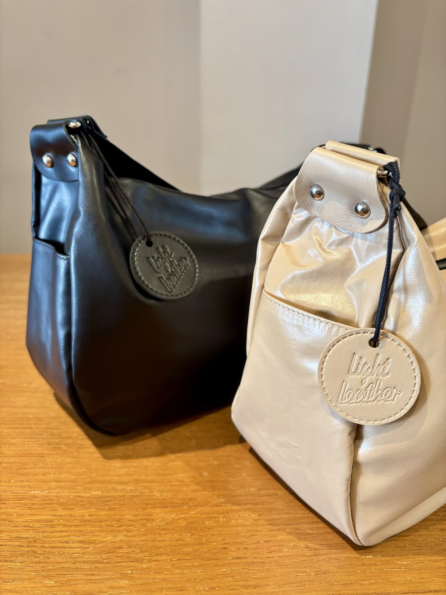 MANOAinter's tweet image. New Arrivals🧋JACK GOMME

ジャック・ゴムの人気No.1ショルダーバッグが、レザーで新登場！レザーとは思えないくらい、軽くて薄しなやかな素材感に驚きます🫢ストレスフリーに持ち歩けて、上質感ある佇まいは、いつものカジュアルをグンと格上げしてくれそう。
ラテ、黒¥58300