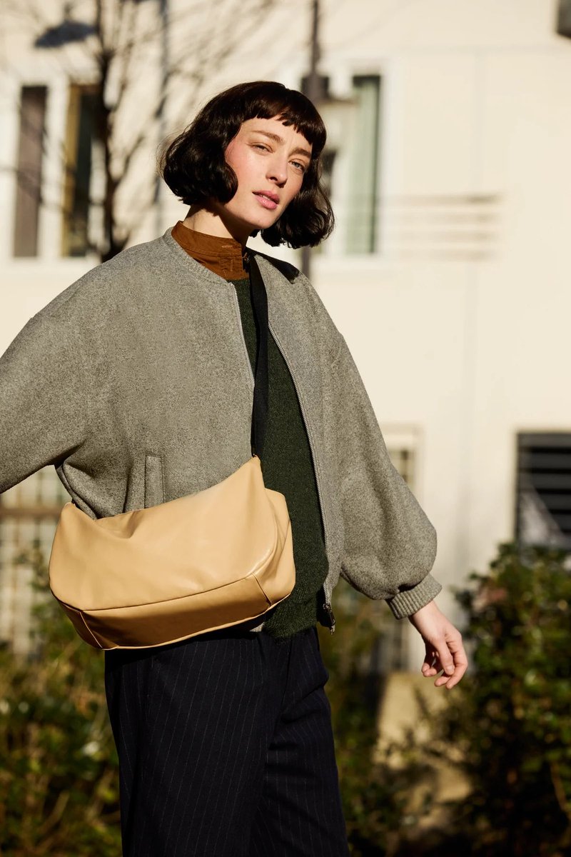 MANOAinter's tweet image. New Arrivals🧋JACK GOMME

ジャック・ゴムの人気No.1ショルダーバッグが、レザーで新登場！レザーとは思えないくらい、軽くて薄しなやかな素材感に驚きます🫢ストレスフリーに持ち歩けて、上質感ある佇まいは、いつものカジュアルをグンと格上げしてくれそう。
ラテ、黒¥58300