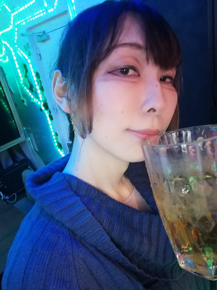 function144's tweet image. イヤーカフ買ったのを自慢したいめぐみ。

てっちゃん「イヤリングですか？」

イヤーカフ。いやーかふっ！！！！ひっかけるやつ。大丈夫私も最初わかんなかった。ちなみにモフモフのはイヤーマフ（ヘッドホンみたいな形）

……てゆーか目立たなさ過ぎ？💦

後でモノづくりするから一緒にデコるか…