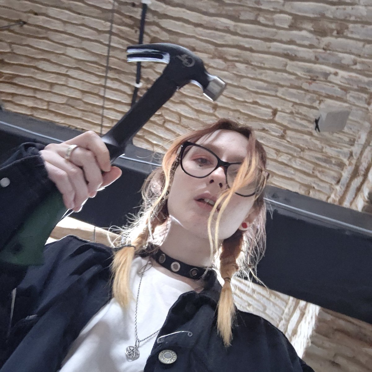 мила и менты tweet media