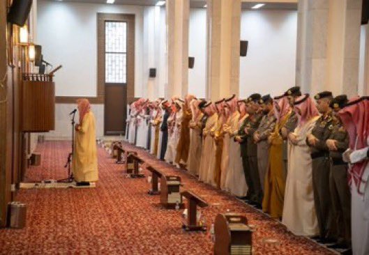 سمو #أمير_منطقة_القصيم وسمو نائبه يؤديان مع جموع المصلين صلاة الاستسقاء في جامع الأمير عبدالإله بن عبدالعزيز بمدينة  #بريدة