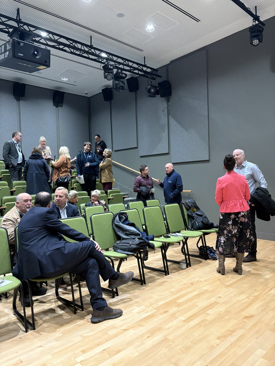 Fforwmbusnes's tweet image. Ar ôl siaradwyr y bore, bydd cyfle olaf nawr i 
rwydweithio cyn i&apos;r digwyddiad ddod i ben 

#BridgendBusinessForum 
#CreativeNetworking #NetworkingEvent