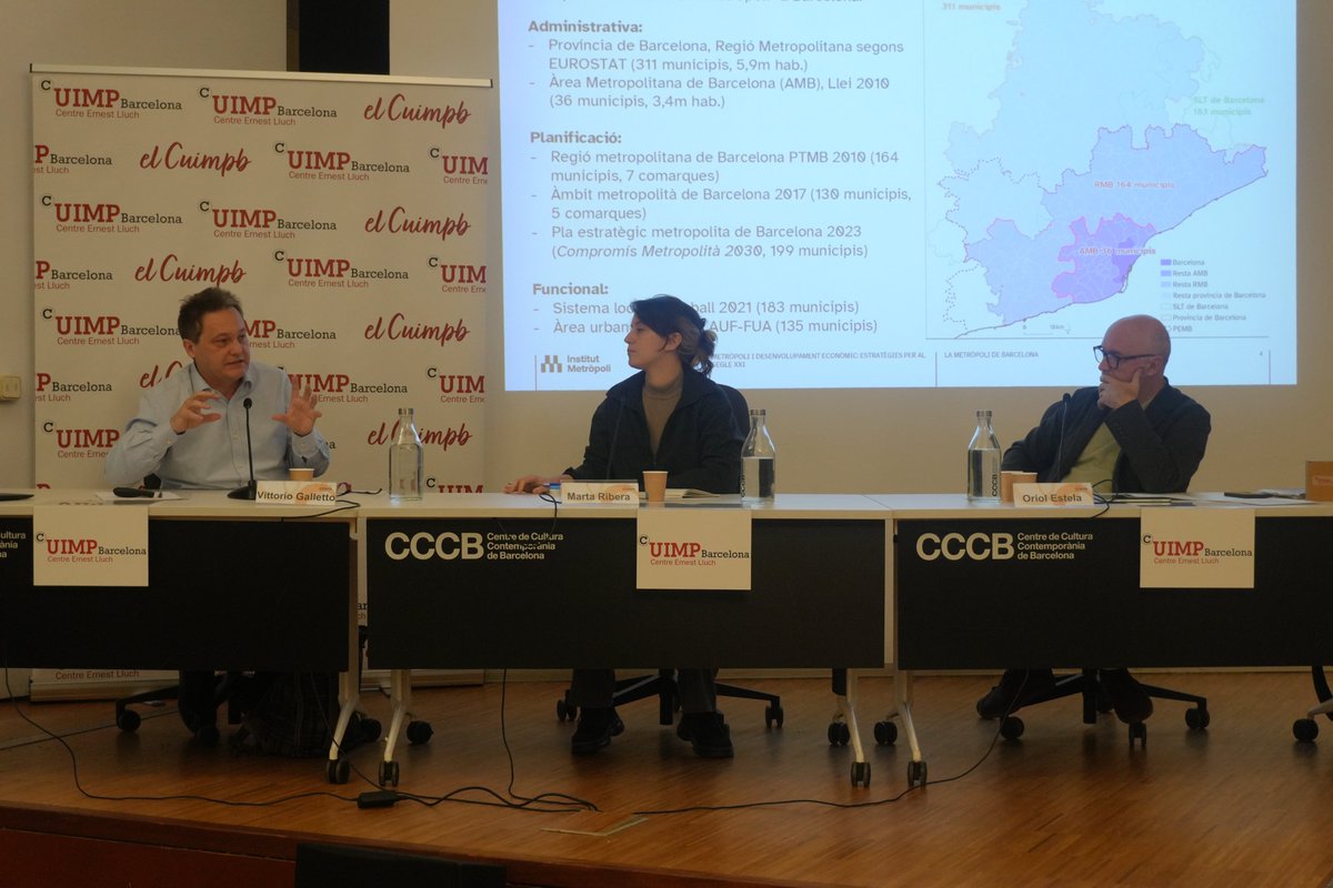 cuimpb1's tweet photo. "L'economia de la ciutat dels cinc milions: situacions i perspectives" amb @vittoriogc @InstMetropoli i @martar49 @espaizerovuit en el curs #metropolidesenvolup https://t.co/1MNb58H1Rs Coorganitzat amb
@pembarcelona https://t.co/a7LdFncFnl