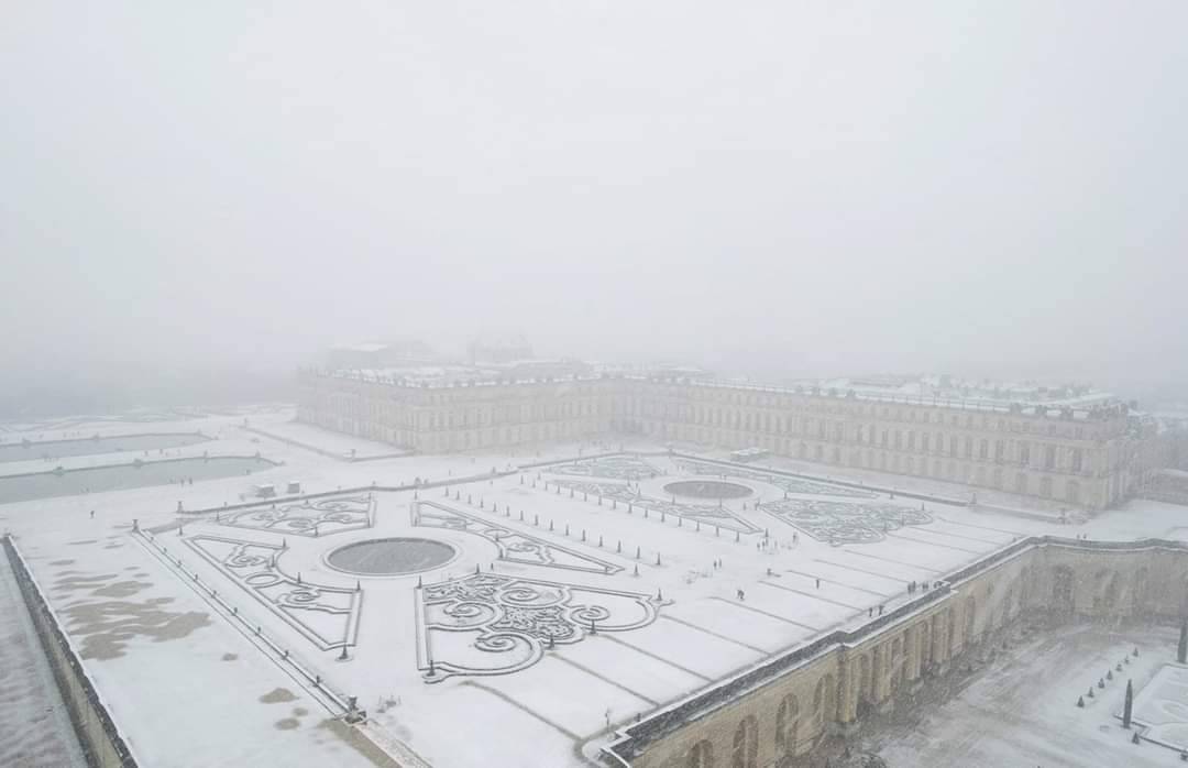 qasirejaa's tweet image. First snow at the Palace of Versailles (nov. 2024) ❄️🤍