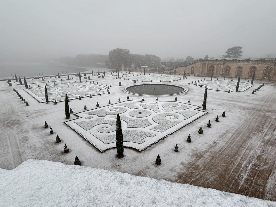 qasirejaa's tweet image. First snow at the Palace of Versailles (nov. 2024) ❄️🤍