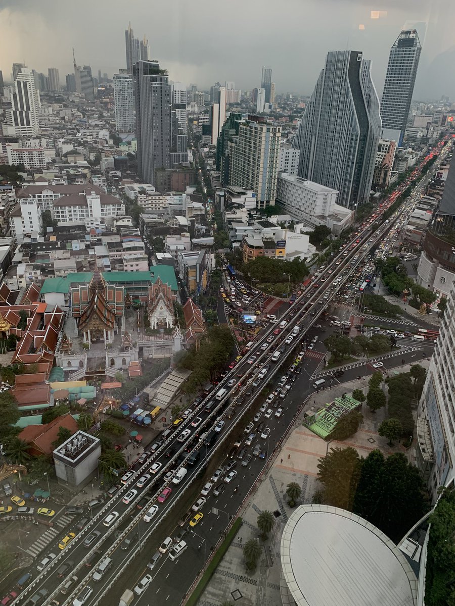 JaitipHo's tweet photo. @js100radio 16:57น. แยกสามย่าน ฝนฟ้ามาอีกรอบ ด้านล่างรถมากเคลื่อนตัวได้ช้าค่ะ สะพานข้ามแยกรถสะสมสลับหยุดนิ่ง เย็นนี้น่าจะต้องใช้เวลาบนถนนกันนานทีเดียว https://t.co/sJ1WrPSMOO