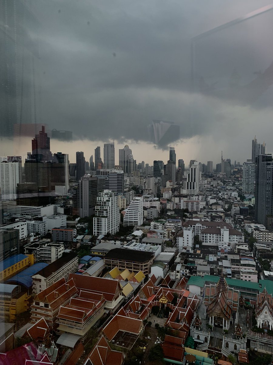 JaitipHo's tweet photo. @js100radio 16:57น. แยกสามย่าน ฝนฟ้ามาอีกรอบ ด้านล่างรถมากเคลื่อนตัวได้ช้าค่ะ สะพานข้ามแยกรถสะสมสลับหยุดนิ่ง เย็นนี้น่าจะต้องใช้เวลาบนถนนกันนานทีเดียว https://t.co/sJ1WrPSMOO