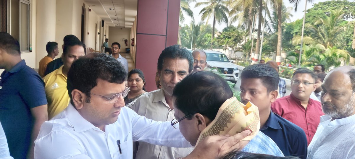 ଆଜି, ପୁରୀ ସ୍ପେଶାଲ ସର୍କିଟ ହାଉସ ଠାରେ, ରାଜସ୍ବ ଓ ବିପର୍ଯ୍ୟୟ ପ୍ରଶମନ ବିଭାଗର ମାନ୍ୟବର ମନ୍ତ୍ରୀ ଶ୍ରୀ ସୁରେଶ ପୂଜାରୀ ମହୋଦୟଙ୍କ ଅଧ୍ୟକ୍ଷତାରେ ବସିଥିବା ପୁରୀ ଜିଲ୍ଲା ରାଜସ୍ବ ସମ୍ବନ୍ଧୀୟ ବିଷୟର ସମୀକ୍ଷା ବୈଠକରେ ଯୋଗଦେଲି ।

ବୈଠକରେ, ରାଜସ୍ବ ବିଭାଗର ନିର୍ଦ୍ଦେଶାବଳୀ ଅନୁଯାୟୀ ଜିଲ୍ଲାର କାର୍ଯ୍ୟ ଅଗ୍ରଗତି, ରାଜସ୍ବ ସେବା