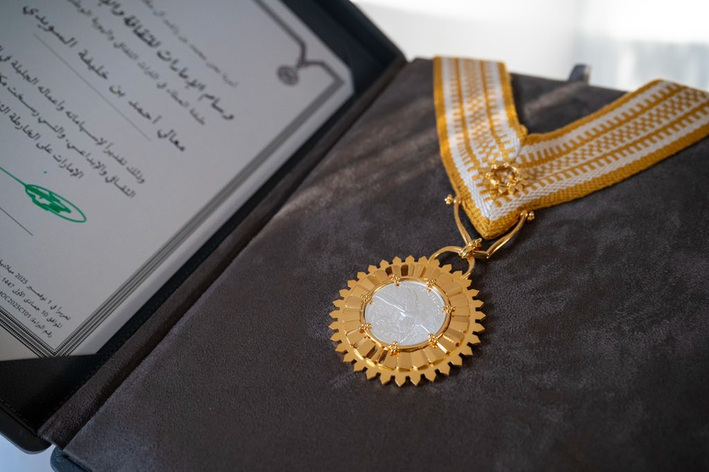 منصور بن زايد يكرم أحمد خليفة السويدي بوسام الإمارات، تقديراً لمسيرته الوطنية والثقافية، مؤكداً سموه أن معاليه يعد من الرموز الوطنية الذين ساهموا في مسيرة الدولة مع القائد المؤسس الشيخ زايد، ومثالاً في الإخلاص والوفاء للوطن وقيادته.

#مصدر_للأخبار