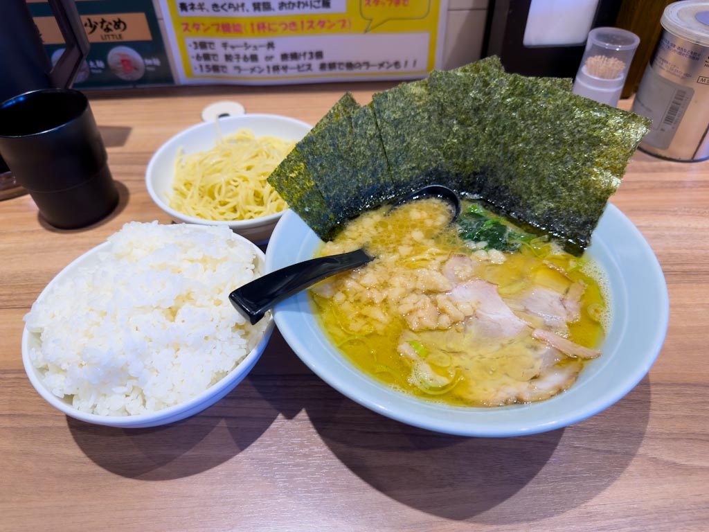 chack_hobby's tweet photo. 横浜家系ラーメン 銀家 札幌宮の森本店
極みこってり(1130円)、替玉(150円)
のり4枚(アプリサービス)、大ライス(無料)
替玉を最初からINして食べる家系ラーメン最高！
背脂と海苔で食べる大ライス最高！
もちろん味濃いめ油多めです！暴飲暴食！
#ラーメン #ライス無料 https://t.co/rywL7pytB0