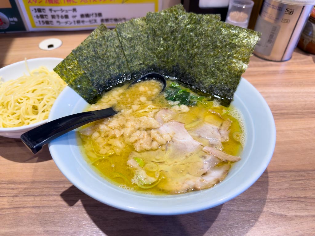 chack_hobby's tweet photo. 横浜家系ラーメン 銀家 札幌宮の森本店
極みこってり(1130円)、替玉(150円)
のり4枚(アプリサービス)、大ライス(無料)
替玉を最初からINして食べる家系ラーメン最高！
背脂と海苔で食べる大ライス最高！
もちろん味濃いめ油多めです！暴飲暴食！
#ラーメン #ライス無料 https://t.co/rywL7pytB0