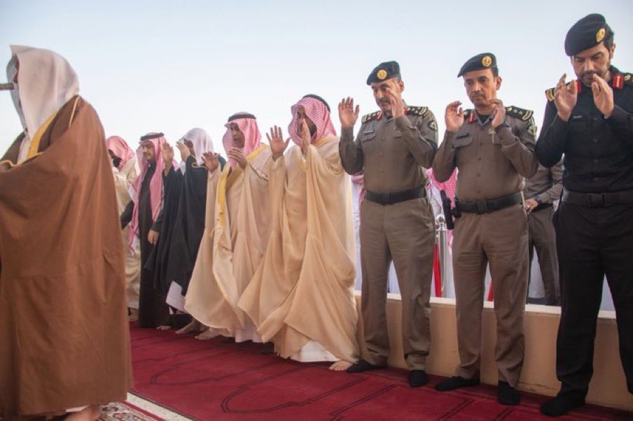 إمتثالاً لدعوة خادم الحرمين الشريفين -حفظه الله-، أدى سعادة #محافظ_عنيزة الأستاذ/سعد السليم  وعدد من المسؤولين صلاة الإستسقاء، داعين الله أن ينزل الغيث.