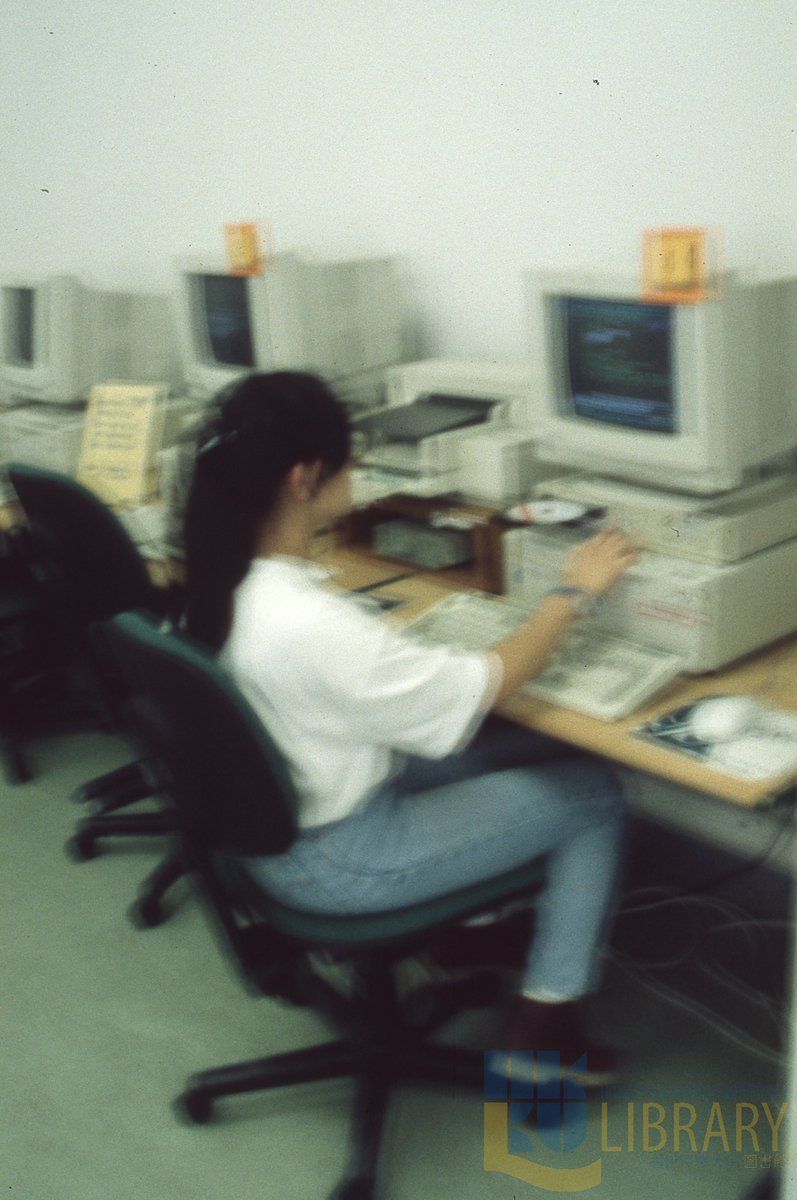 How did you submit your assignments back in the day? 📚✍️ Technology has come a long way, but everyone’s got a story! Which of these sounds familiar?

💼 Paper and physical folders
💾 Floppy disks
💿 CDs or DVDs
🌐 Moodle