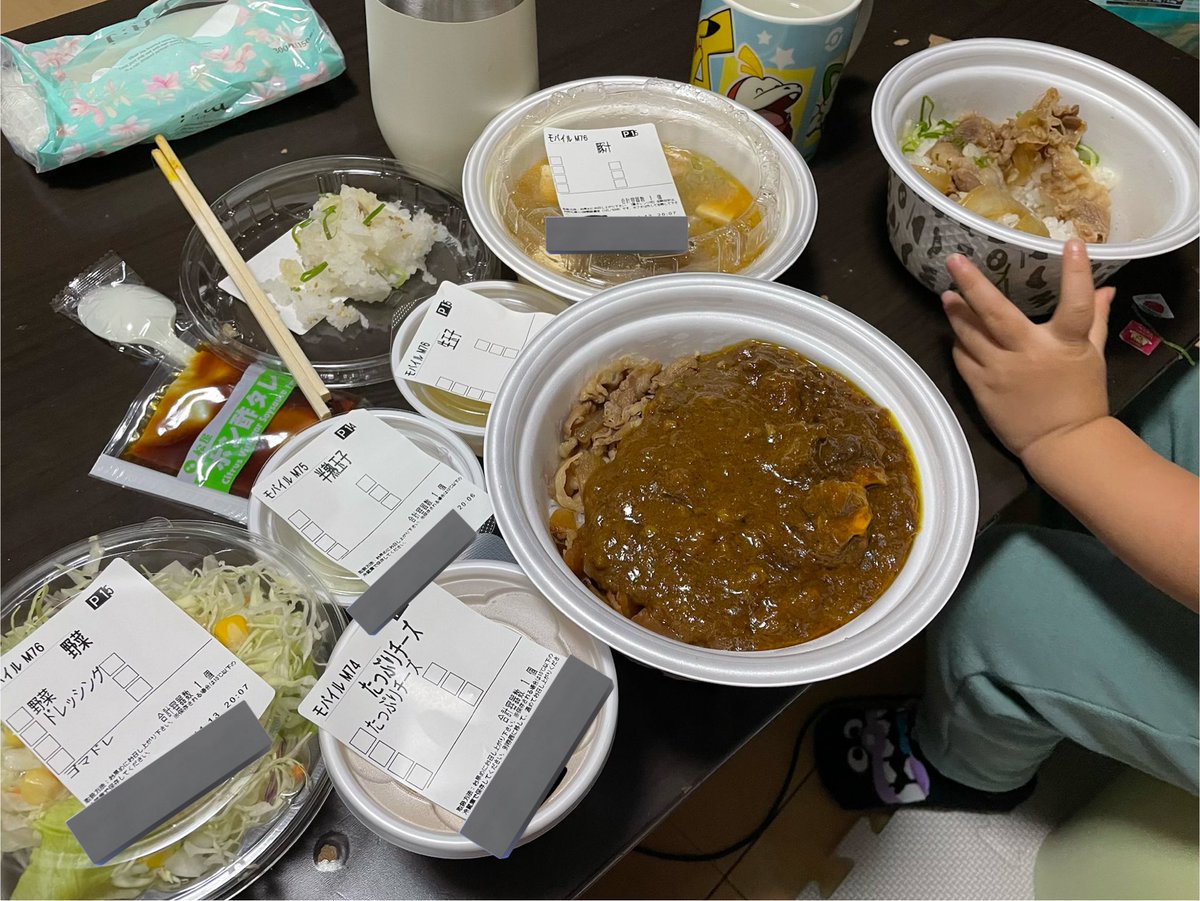LoverockMk's tweet photo. 今日は夫が飲み会で居ないので私も子どもも寂しくて食欲がありません
息子と2人、大好きなドズル社コラボならなんとか喉を通りそうです

＼＼\\ꐕ ꐕ ꐕ//／／
 #松屋最高 #おんりー 推しの母と #ぼんじゅうる 推しの息子 https://t.co/ZpR3i5m5wH