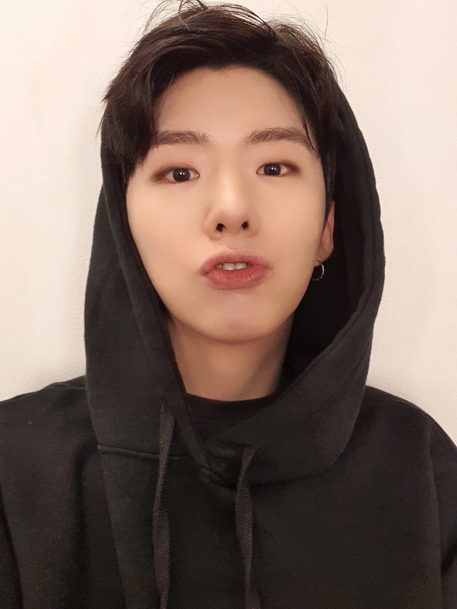 grayscale56's tweet image. Hoodies and pouts 
#mbbsd #monbebeselcaday #kihyun #monstax @OfficialMONSTAX