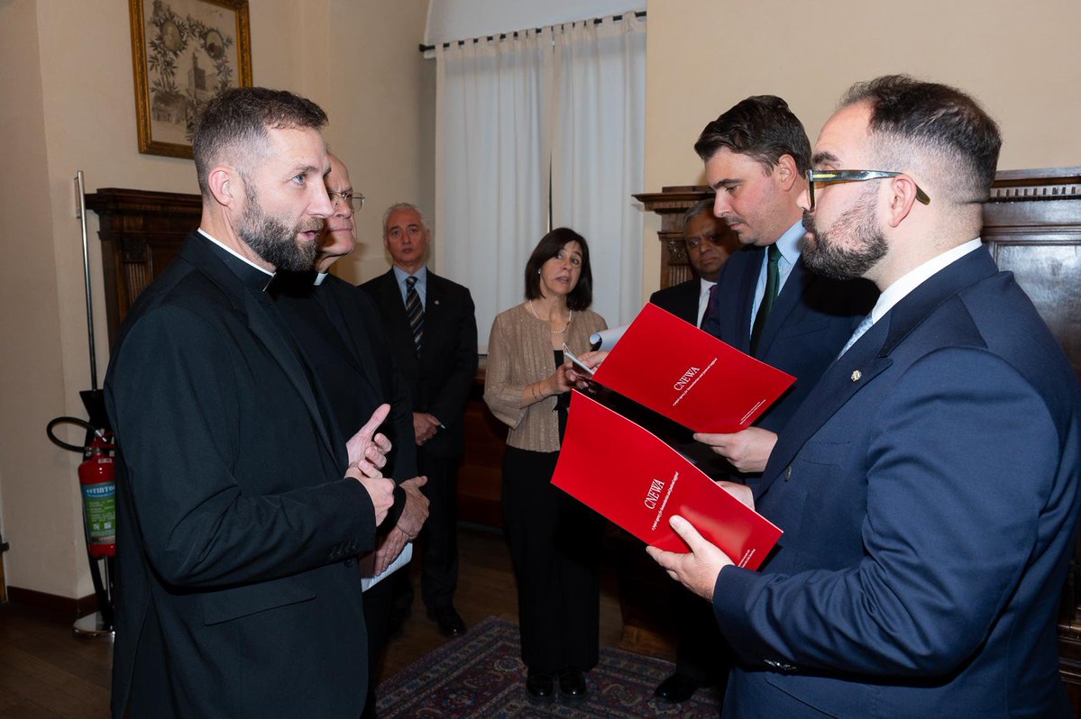 #UDIENZEUFFICIALI 11/11/2025

Udienza degli Ecc.mi Capitani Reggenti Matteo Rossi e 
Lorenzo Bugli al Presidente e ai componenti della Delegazione CNEWA (Catholic Near East Welfare Association).

👇
reggenzadellarepubblica.sm/pub1/ReggenzaS…