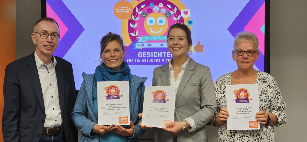 DAKGesundheit's tweet photo. Strahlende Gesichter der Siegerinnen des Wettbewerbs für ein #gesundesMiteinander in #SchleswigHolstein. Herzliche Glückwünsche vom Ministerpräsidenten und Schirmherr der Aktion Daniel Günther @Land_SH  und DAK-Landeschef @ce_lubinski 
Mehr Infos: https://t.co/OzrLOCd3vb https://t.co/Ipn8ntaOB8