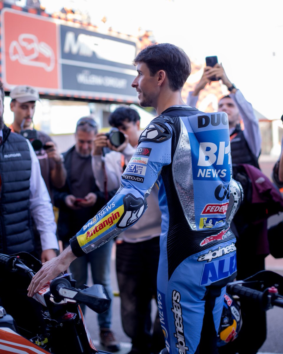 Impormotor_es's tweet photo. Asรญ se vive la pasiรณn por las motos: ๐ผฬ๐ก๐๐ญ ๐๐ฬ๐ง๐ฆ๐ช๐๐ฏ, ๐๐ค๐ข๐ค๐ซ๐๐ฃ ๐ฎ ๐ช๐ฃ ๐๐๐ง๐๐ช๐๐ฉ๐ค ๐ก๐ก๐๐ฃ๐ค.
Gracias por una jornada inolvidable en el MIR Racing Villena Circuit ๐
#AlexMarquez #MIRRacing #Momoven #MotoGP https://t.co/QJ5xRYpqKG