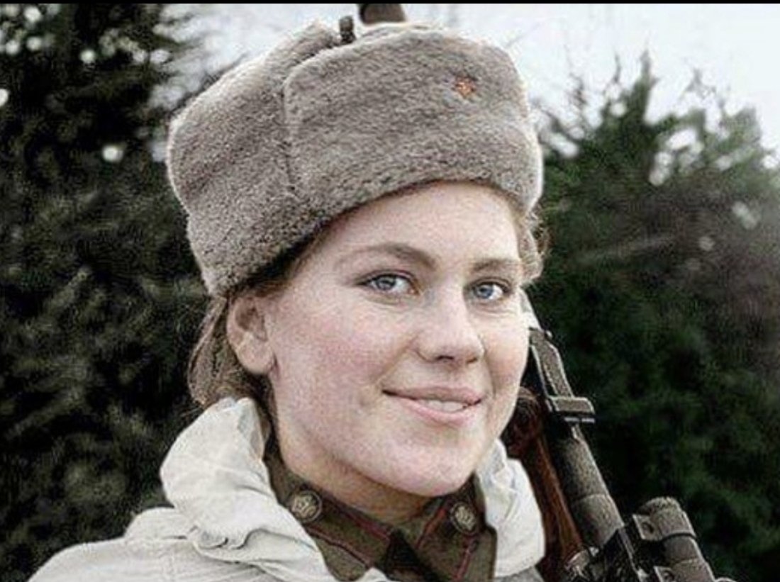 هذي الحمراالطلقه عندها ماتطيح غير 
في لحم سواء الهدف متحرك او ثابت 
انها القناصة السوفيتية روزا شانينا 
خلال الحرب العالمية الثانية اقتنصت 59 جنديا الماني تطوعت في الجيش رامية في مقدمة الجبهه ماتت 1945 بسبب عشيقها المصاب عندما كانت تحاول حمله بالجبهه
 عزالله انها كفو ومن حموله🥹