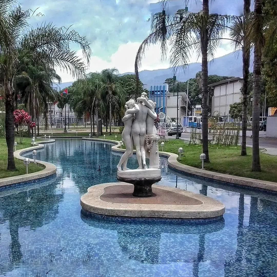 Caracas, 1995. Plaza las Tres Gracias, Avenida Universitaria, Los Chaguaramos, Parroquia San Pedro. La plaza debe su nombre a las diosas griegas Talía, Aglaya y Eufrósine que de acuerdo a la mitología griega representaban la comedia, la inteligencia y la alegría