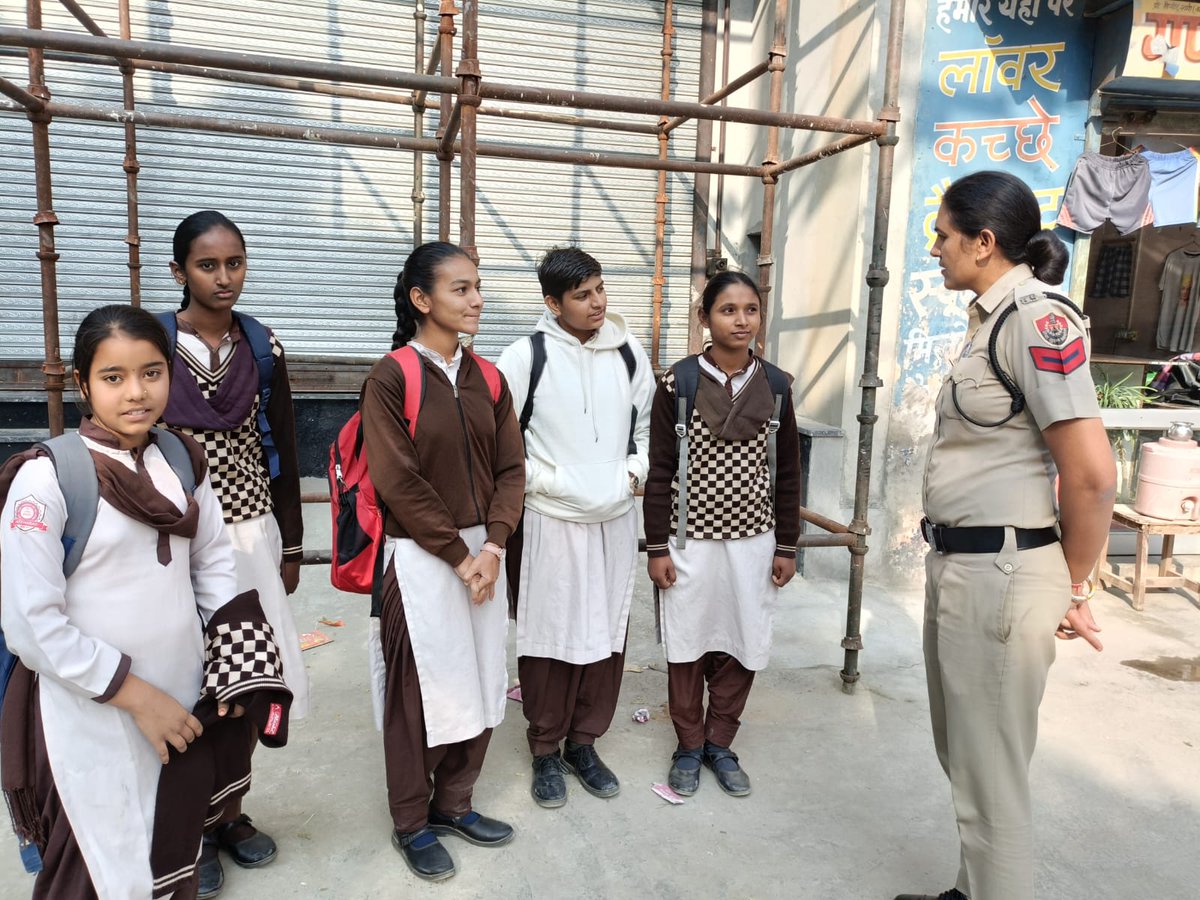 fatehabadpolice's tweet photo. थाना शहर फतेहाबाद पुलिस की कार्रवाई : स्कूलों के आसपास चलाया गया डिकॉय चेकिंग अभियान*
*– एएसआई मंजू यादव के नेतृत्व में मॉडल संस्कृति स्कूल और गवर्नमेंट सीनियर सेकेंडरी स्कूल के हॉटस्पॉट स्थलों पर की गई सघन जांच*
@DGPHaryana
@DiprHaryana
@opsinghips
@cmohry
@NayabSainiBJP
@police_haryana