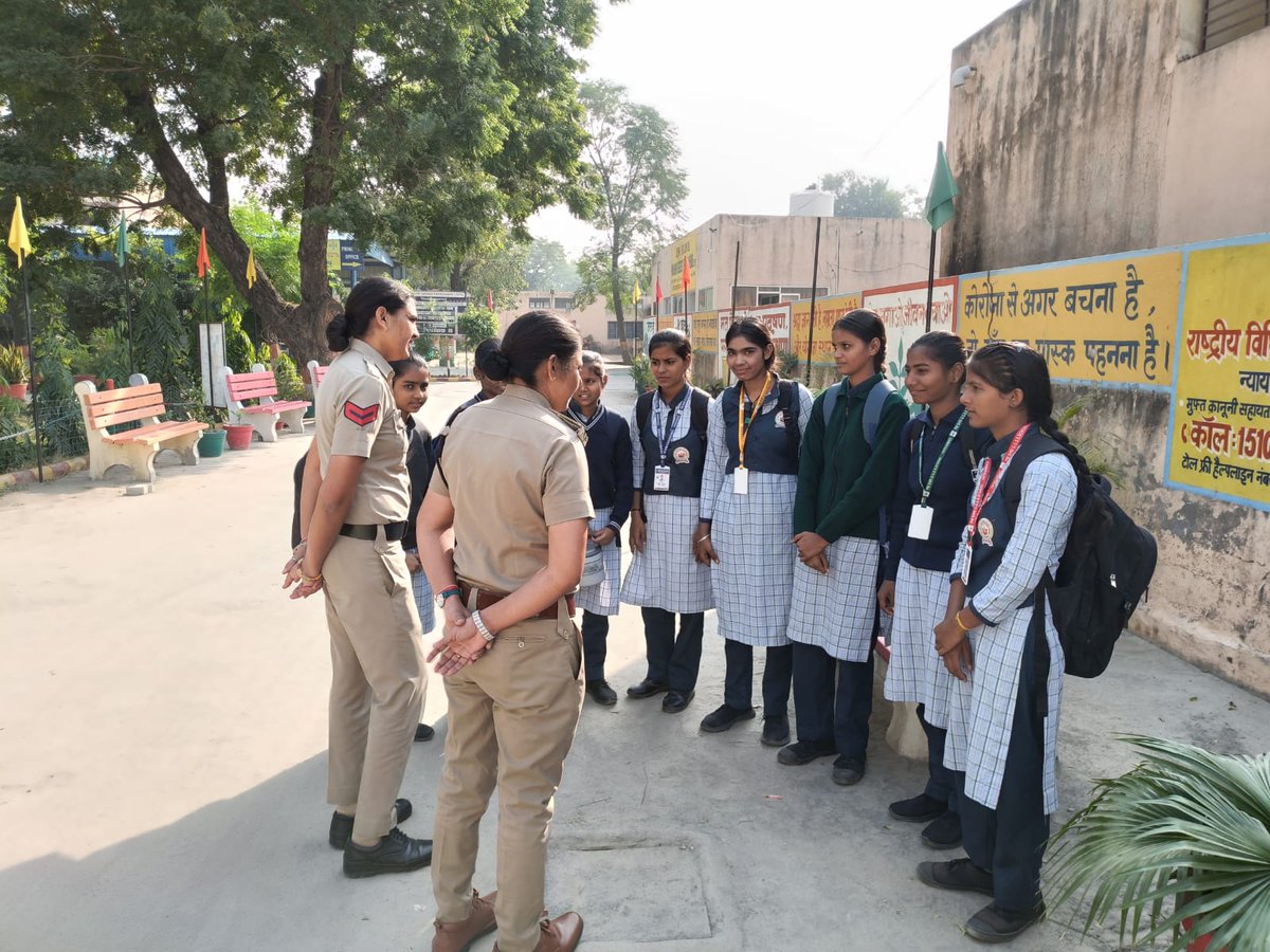 fatehabadpolice's tweet photo. थाना शहर फतेहाबाद पुलिस की कार्रवाई : स्कूलों के आसपास चलाया गया डिकॉय चेकिंग अभियान*
*– एएसआई मंजू यादव के नेतृत्व में मॉडल संस्कृति स्कूल और गवर्नमेंट सीनियर सेकेंडरी स्कूल के हॉटस्पॉट स्थलों पर की गई सघन जांच*
@DGPHaryana
@DiprHaryana
@opsinghips
@cmohry
@NayabSainiBJP
@police_haryana
