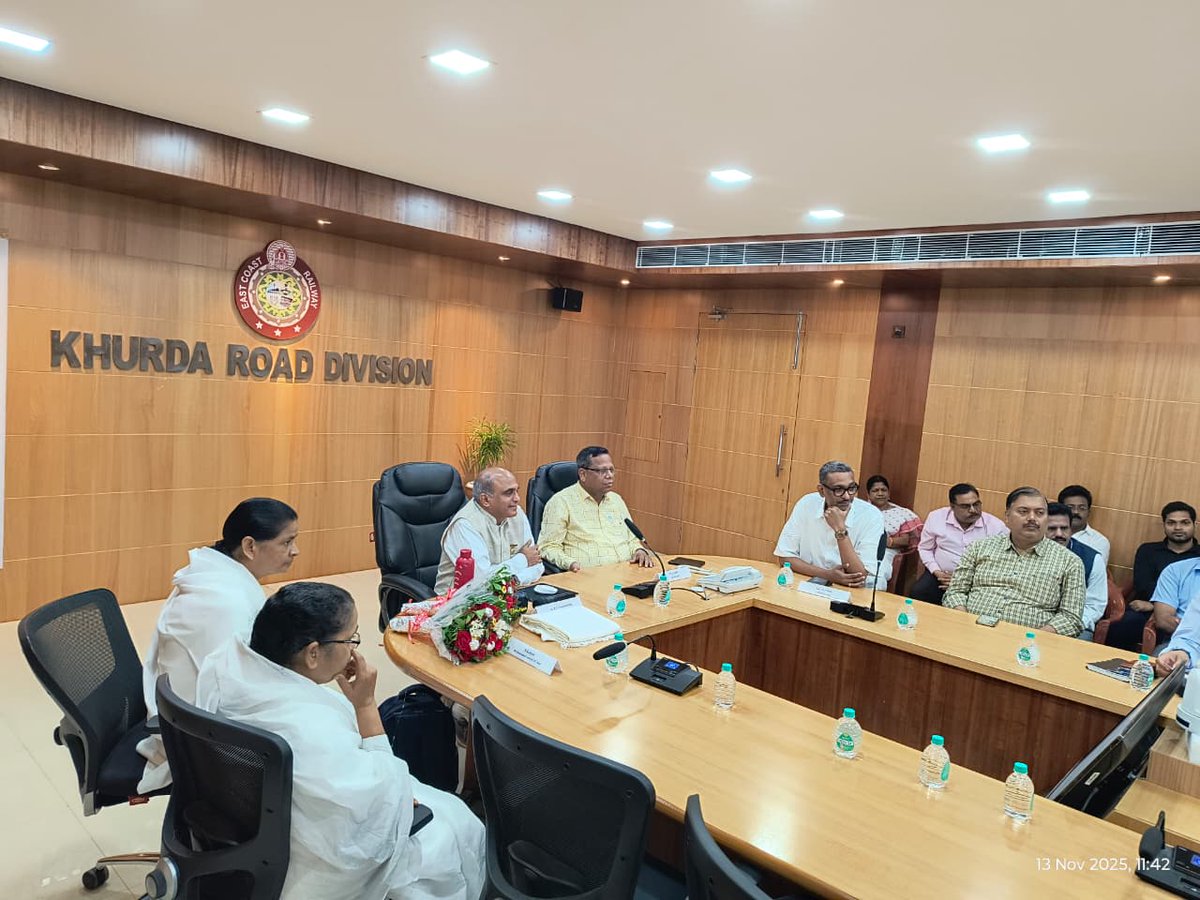 DRMKhurdaRoad's tweet image. Khurda Road Division held a motivational session by Dr. E.V. Swaminathan from Brahmakumaris, Mount Abu, focusing on Stress Control, Mental Well-being &amp;amp; Work Efficiency for Railway safety staff.

#SafetyAwareness #WellbeingAtWork #StressManagement #SafetyCulture #MindManagement