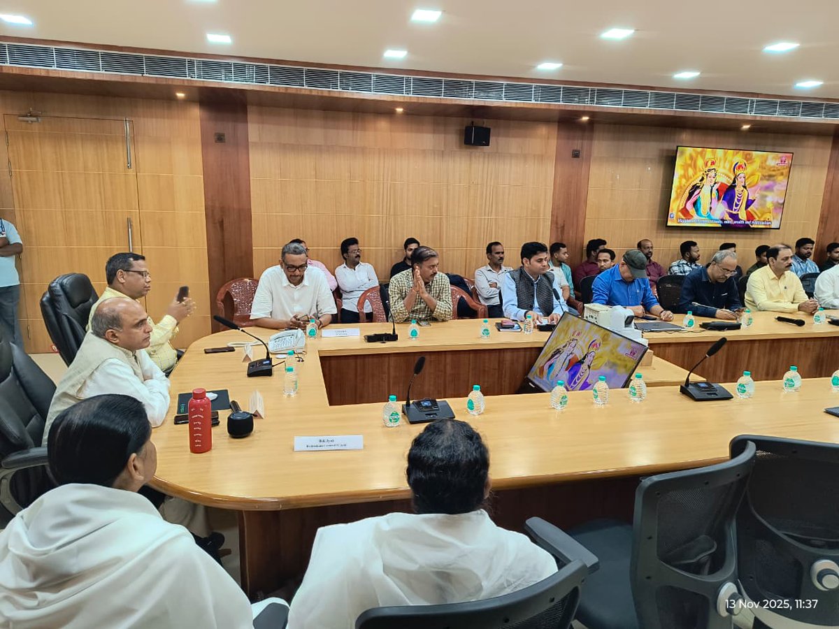 DRMKhurdaRoad's tweet image. Khurda Road Division held a motivational session by Dr. E.V. Swaminathan from Brahmakumaris, Mount Abu, focusing on Stress Control, Mental Well-being &amp;amp; Work Efficiency for Railway safety staff.

#SafetyAwareness #WellbeingAtWork #StressManagement #SafetyCulture #MindManagement