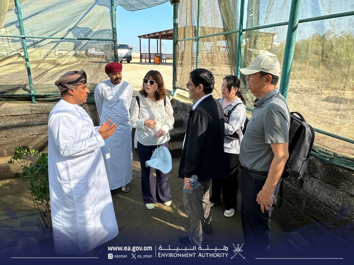 ea_oman's tweet photo. في إطار زيارة الوفد الصيني من معهد قانسو لأبحاث مكافحة التصحر لسلطنة عُمان، نظّمت #هيئة_البيئة زيارة ميدانية لمحمية القرم الطبيعية وحديقة النباتات والأشجار العُمانية، للاطلاع على جهود السلطنة في حماية البيئة ومكافحة التصحر والجفاف،وما تتميّز به من تنوع أحيائي ومقومات طبيعية غنية. https://t.co/V3phhf6JS9