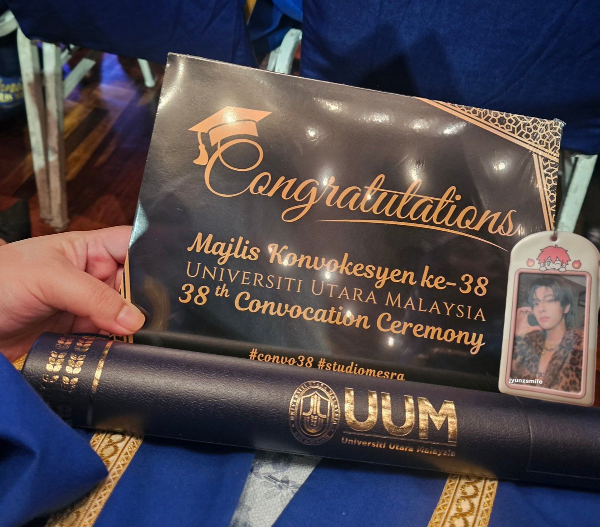 jyunzsmile's tweet photo. Your Engene’s in her graduATEEE era 👩🎓💛 Got my degree in Jake’s month — extra special & extra thankful 🥹✨ Thank you, ENHYPEN, for being my comfort through it all 🎉🎉
@ENHYPEN_members #ENHYPEN #UUM https://t.co/Wp4AxMxa16