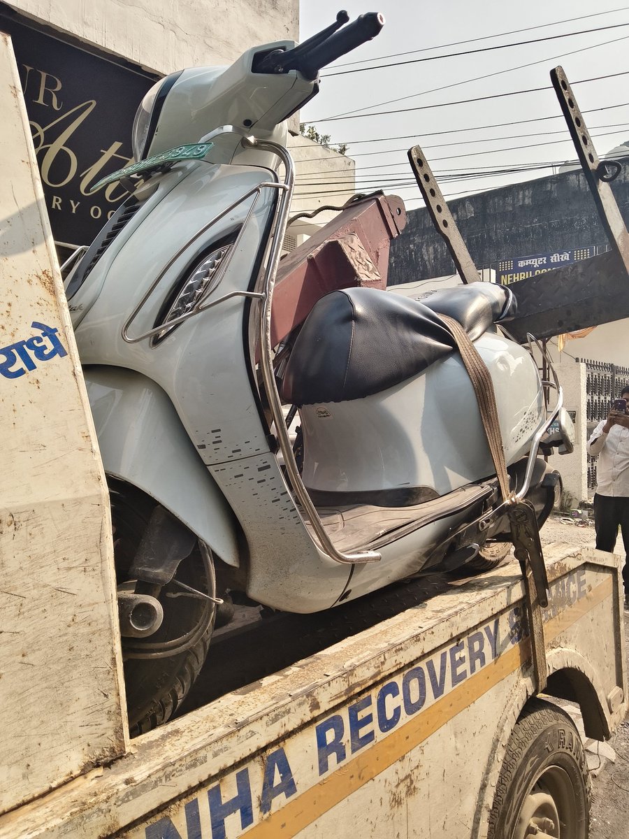 MayurChatu41795's tweet photo. #Bajaj Chetak is Gadi ke andar Mein Panch bar Pareshan hun चलते-चलते Band Ho Gai Road per khade ho gaye the highway per ab yah bataiye Agar bich Raste Mein Band Ho Jaati Hai Highway per piche se koi gadi Aati Hai thok deti to uski Koi jimmedari lega aap Lenge https://t.co/m2eLYatDbs