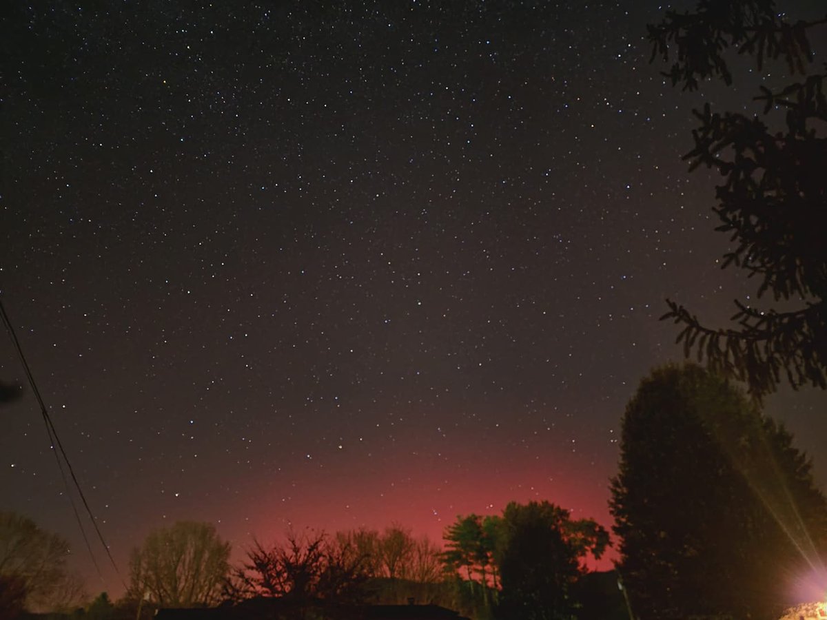 Local3Weather's tweet image. The northern lights made an appearance after 10 PM last night across parts of our viewing area. It wasn&apos;t as vibrant as Tuesday night, but it was still noticeable! 

Camera: Aaron Kasson (Hayesville, NC)