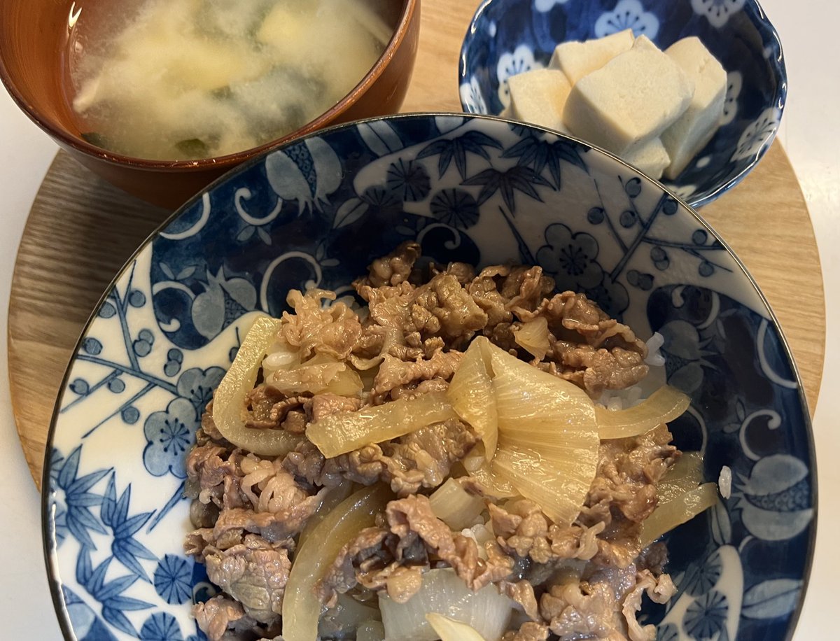 今日もお付き合いいただきありがとうございました😸💕
牛丼と高野豆腐いただきます♪
どなた様も素敵な夜を🥂✨