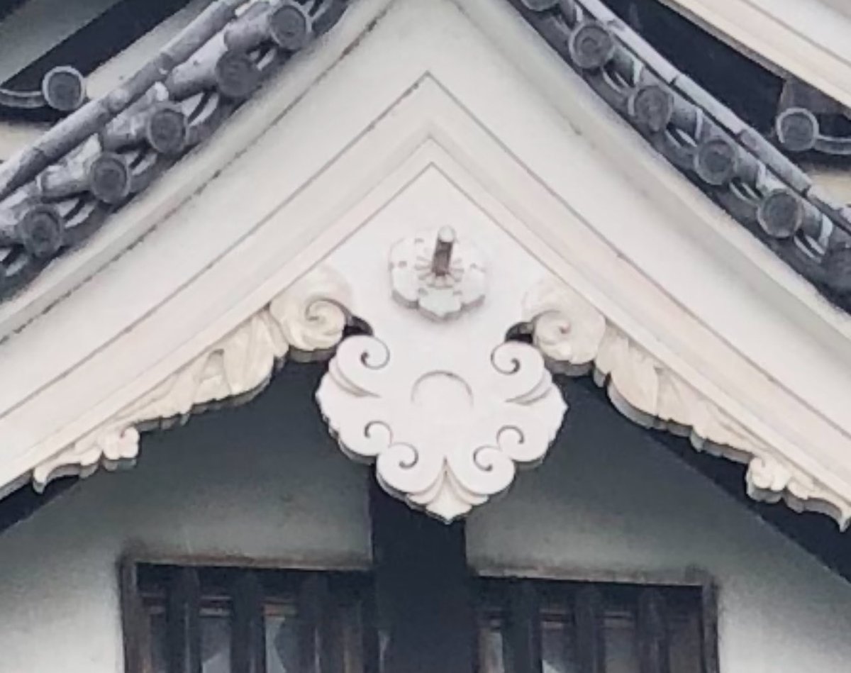 広島城天守の懸魚です。破風板含め全て形が違います。古写真を書き起こして、大部分スケッチまでできました。
現在の昭和再建天守には飯田貫一さん作の懸魚が上がっています。当時も同じような作業をされたことが本人の回想から知られます。