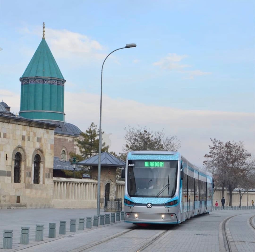 "Bir şehri sevmek için bütün sokaklarında gezmeye gerek yok; bir yer, bir insan  belki bir kaldırım taşı yetebilir.” 📍#Konya