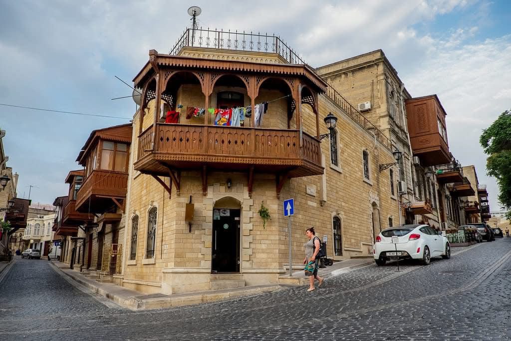 #fotografia 📸
Los viajeros suben fotos a las #RedesSociales de su experiencia de #viaje en Azerbaiyán 🙂
Momentos inolvidables, recuerdos imborrables; muchas sensaciones y esta pintoresca #arquitectura entre las tantas cosas vividas en Azerbaiyán 🫶
#vacaciones #Turismo